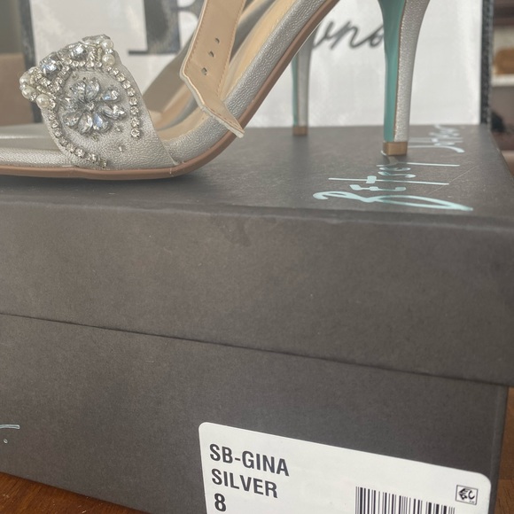 Gorgeous heels for that special occasion. Betsey Johnson. Size 8. Never worn. - Picture 4 of 4